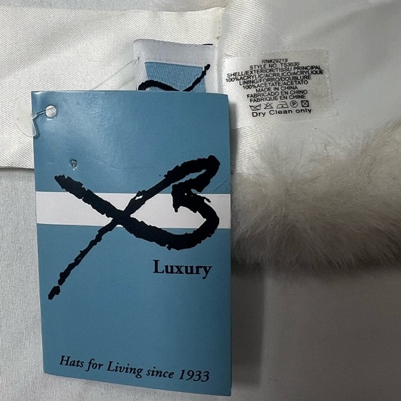 NWT BETMAR New York faux fur neck warmer winter white scarf - Picture 11 of 11